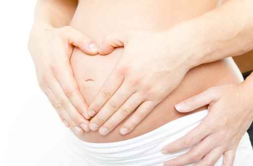femme enceinte main